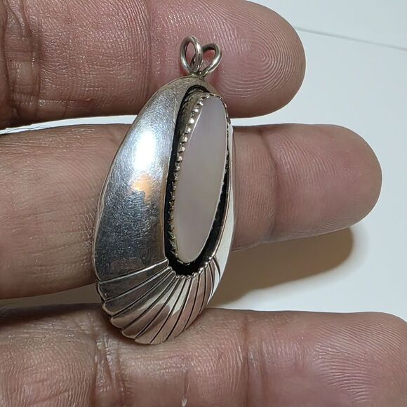 Vintage D Elark Native American Shadowbox Sterling SIlver & Shell Mop Pendant - Picture 5 of 10